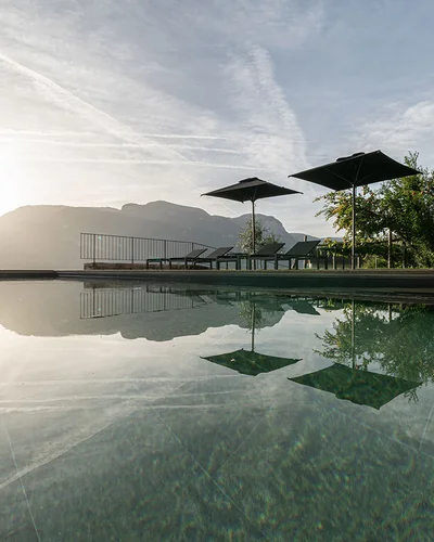Spiegelung im Bio-Pool des Ansitz Romani – Hotel in Tramin an der Weinstraße