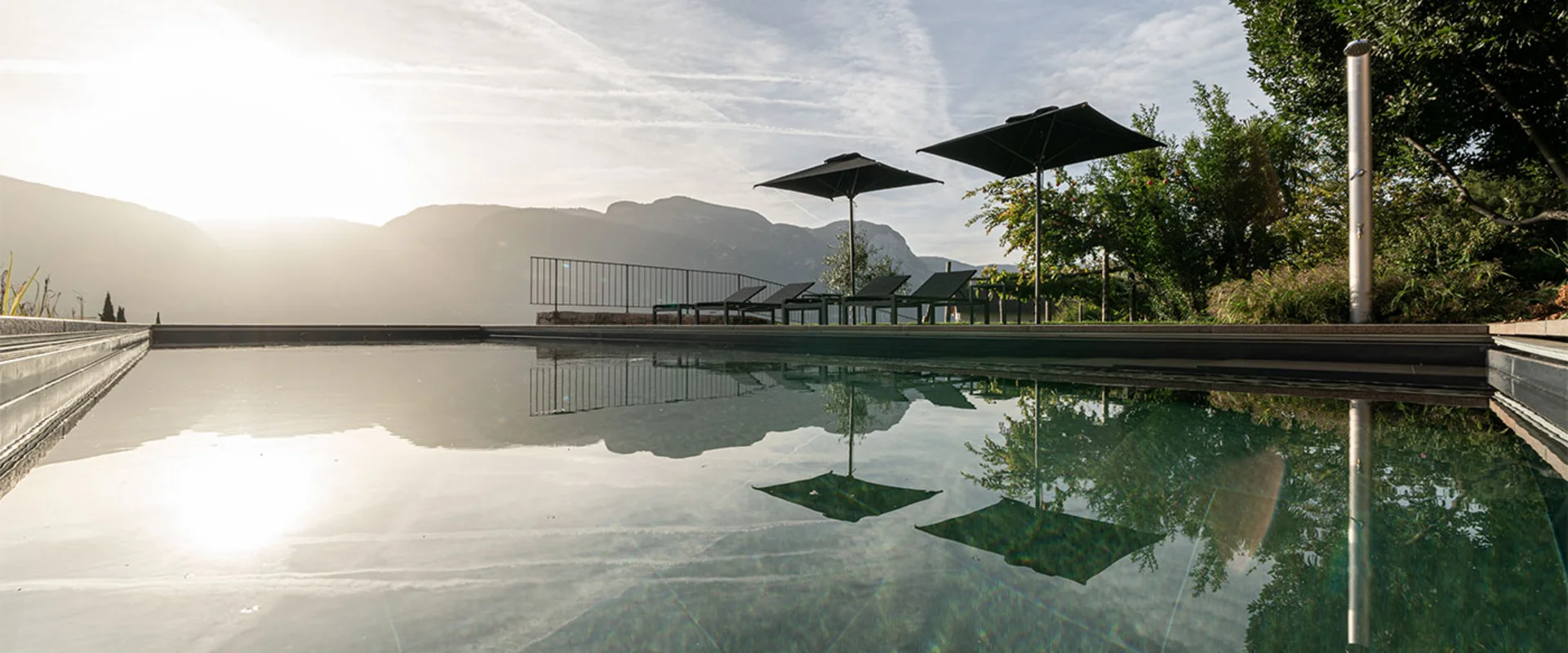 Spiegelung im Bio-Pool des Ansitz Romani – Hotel in Tramin an der Weinstraße