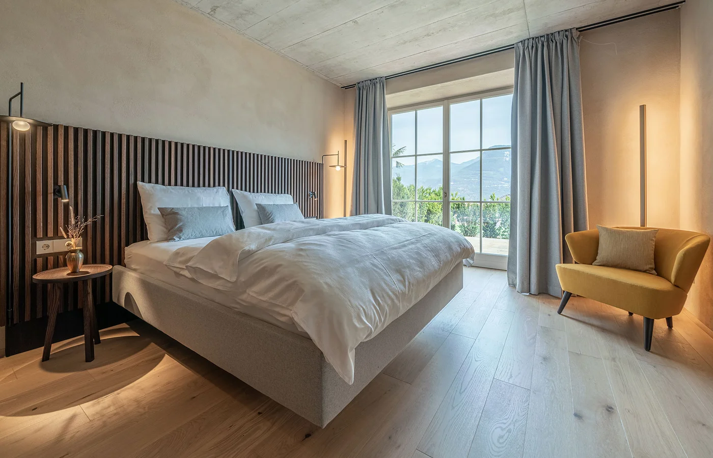 Suite I Minerva: Schlafzimmer mit Doppelbett und Panoramafenster – Ansitz Romani, Tramin