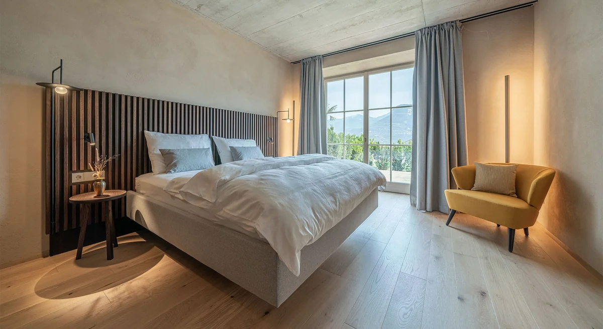 Suite I Minerva: Schlafzimmer mit Doppelbett und Panoramafenster – Ansitz Romani, Tramin