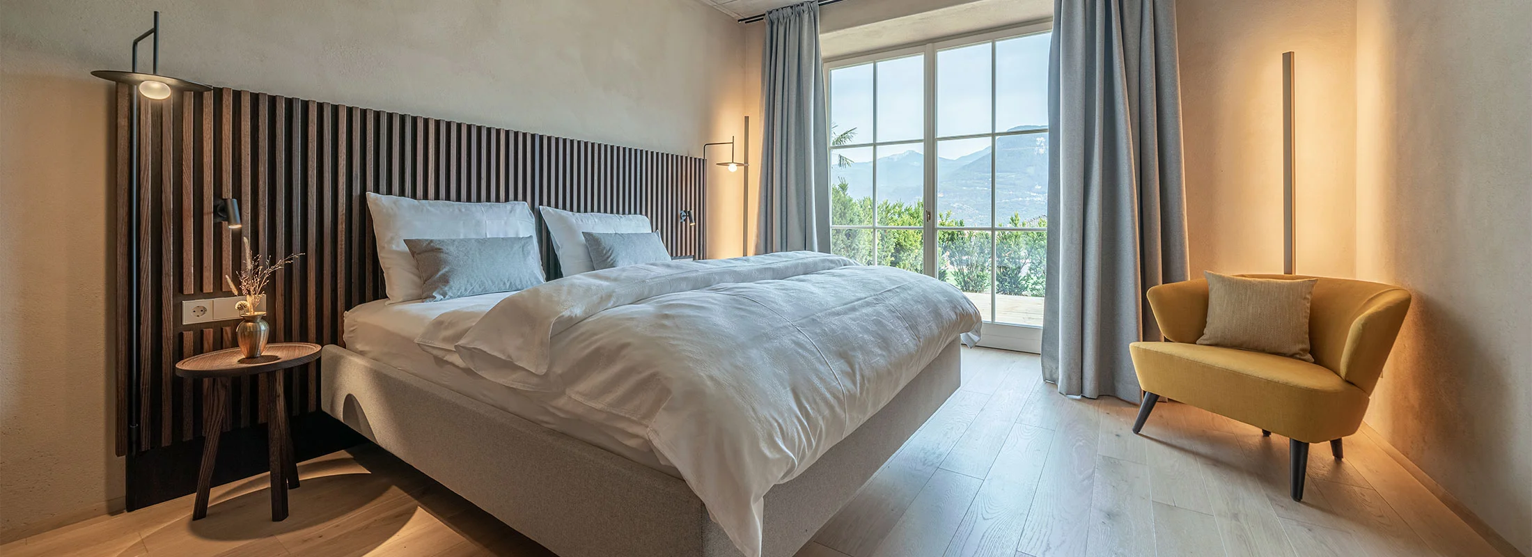 Suite I Minerva: Schlafzimmer mit Doppelbett und Panoramafenster – Ansitz Romani, Tramin