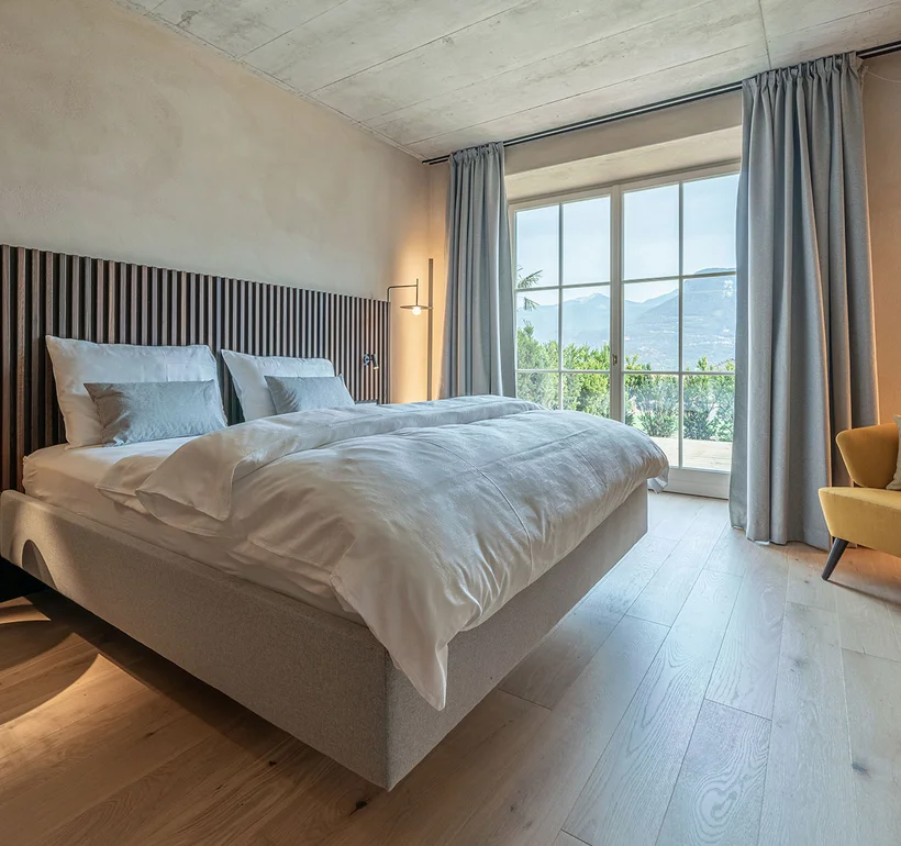 Suite I Minerva: Schlafzimmer mit Doppelbett und Panoramafenster – Ansitz Romani, Tramin