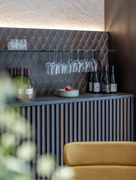Honesty-Bar des Ansitz Romani: Weinregal mit Flaschen – Hotel in Tramin, Südtirol