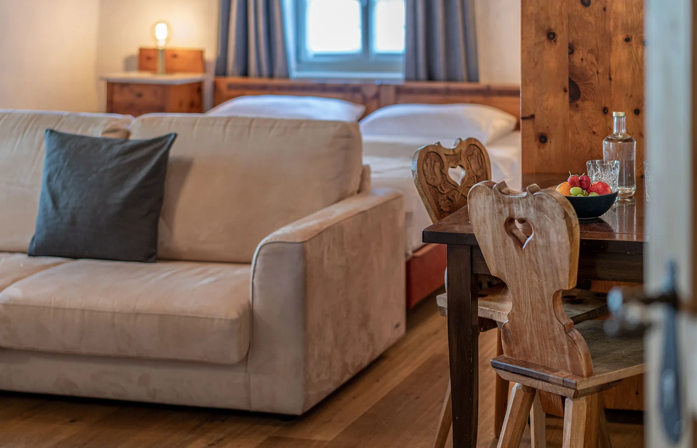 Appartement XI Ceres: Sofa und Esstisch – Ansitz Romani in Tramin, Südtirol