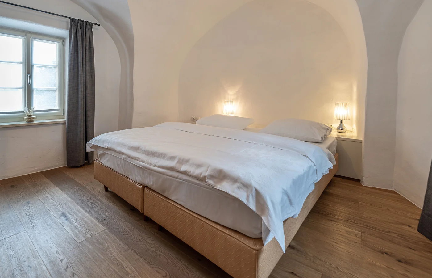 Zimmer I Somnus im Ansitz Romani: Doppelbett mit Blick zum Fenster – Zimmer in Tramin, Südtirol