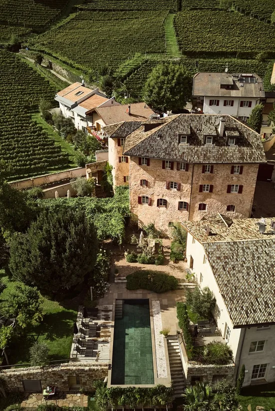 Luftaufnahme des Ansitz Romani in Tramin – Hotel an der Südtiroler Weinstraße
