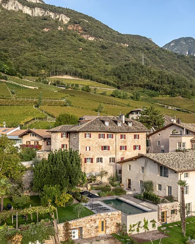 Ansitz Romani inmitten von Tramin an der Südtiroler Weinstraße – Hotel mit Blick aufs Dorf
