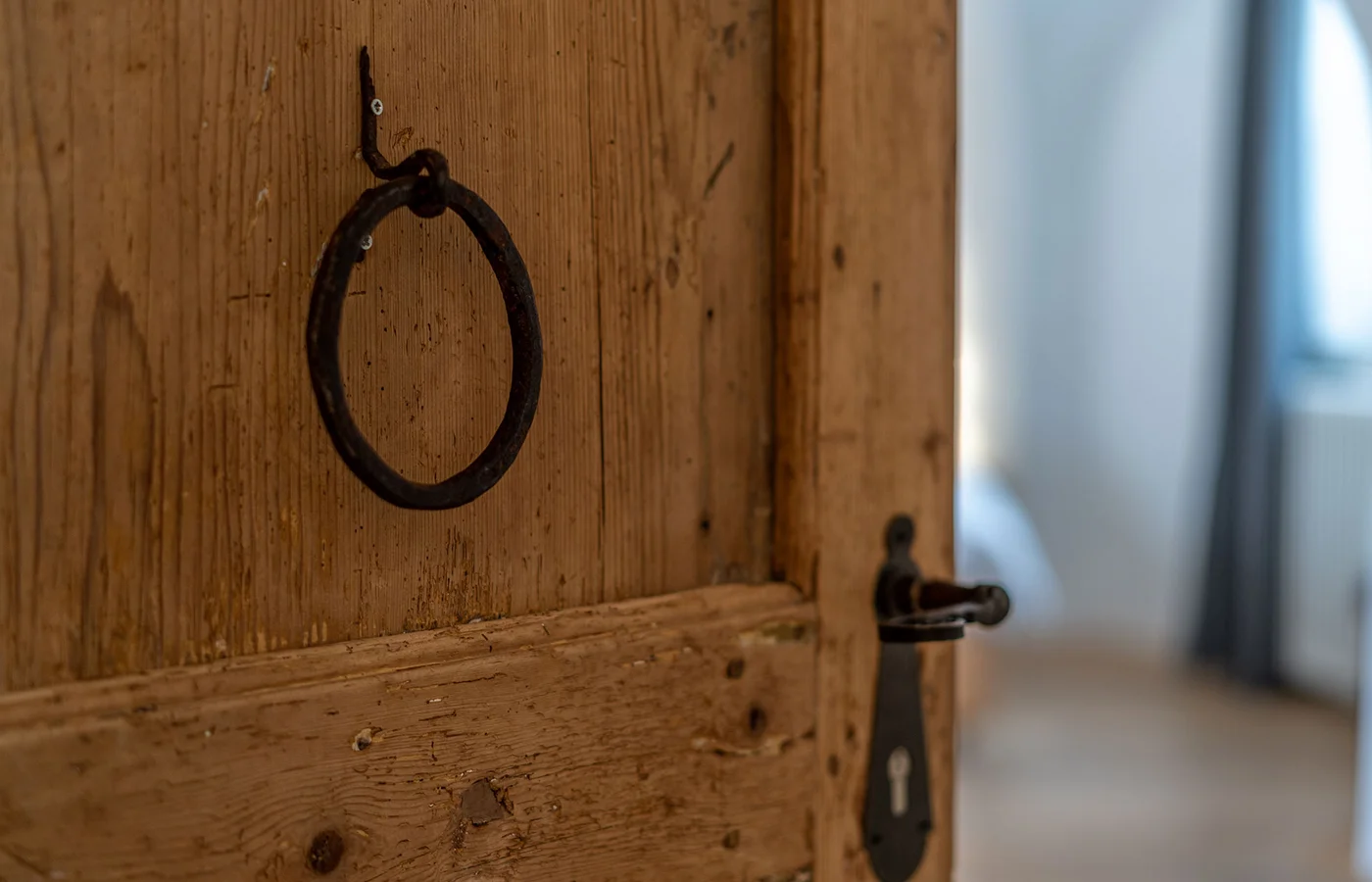 Detail: historische Holztür mit Eisenring im Ansitz Romani in Tramin, Südtirol