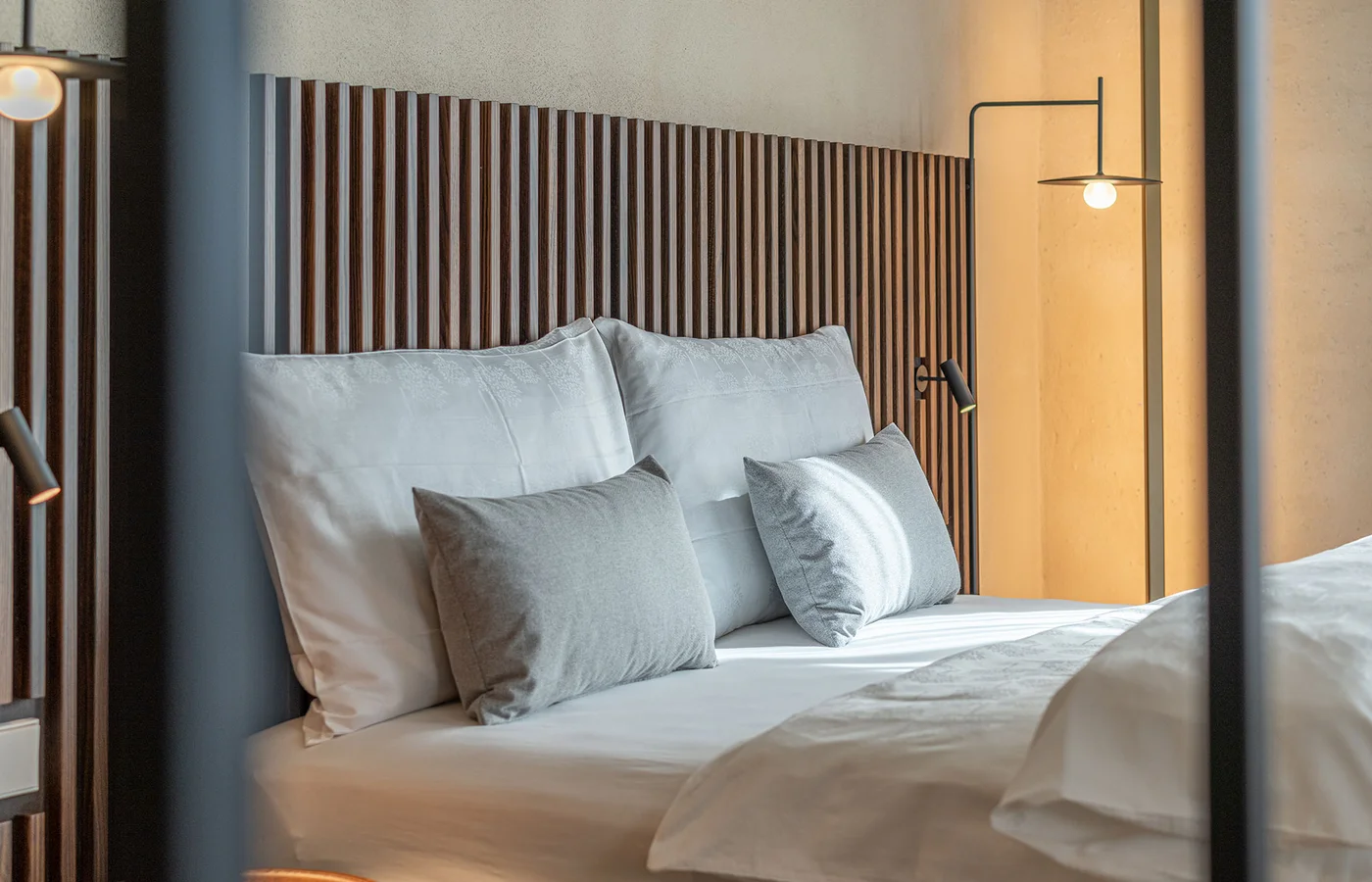 Suite II Minerva: Doppelbett mit Kissen und Leuchten – Ansitz Romani in Tramin, Südtirol
