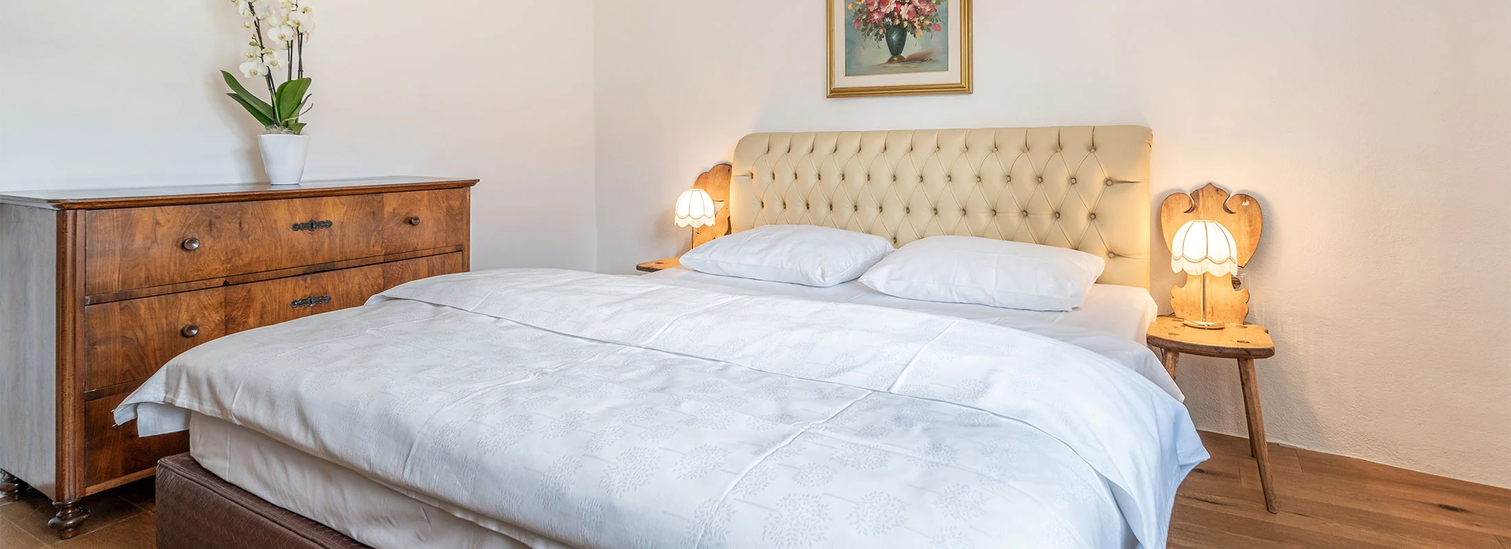 Appartement V Apollo im Ansitz Romani: Schlafzimmer mit Kommode – Appartement in Tramin