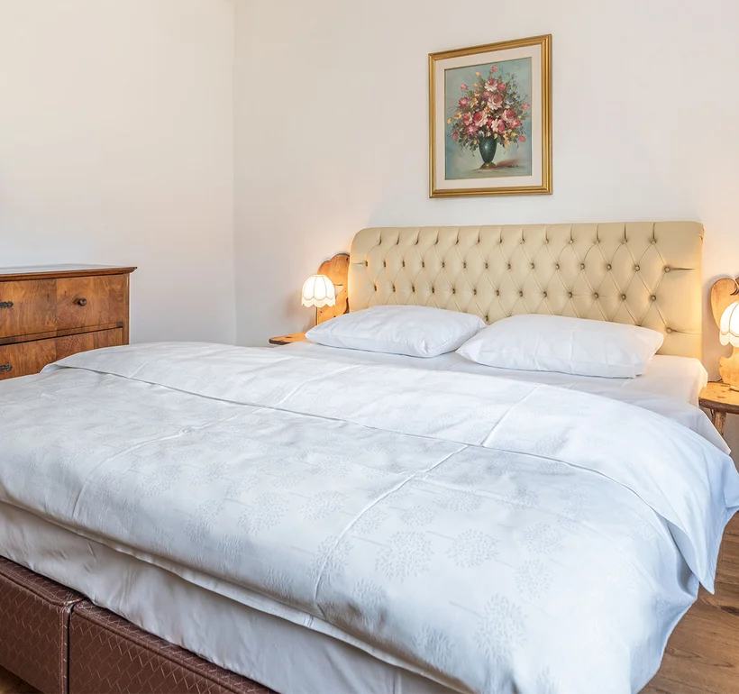 Appartement V Apollo im Ansitz Romani: Schlafzimmer mit Kommode – Appartement in Tramin