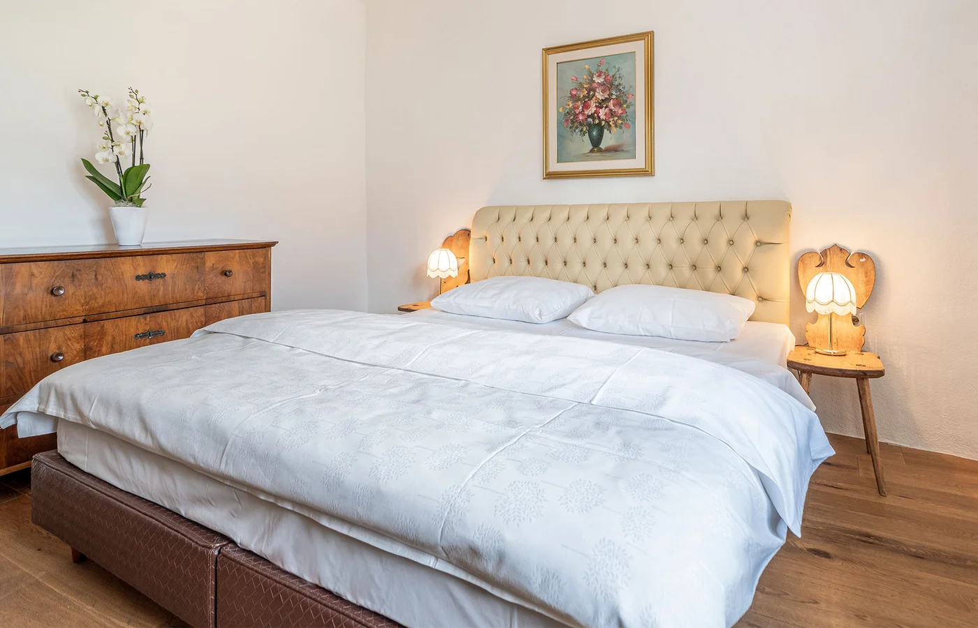 Appartement V Apollo im Ansitz Romani: Schlafzimmer mit Kommode – Appartement in Tramin
