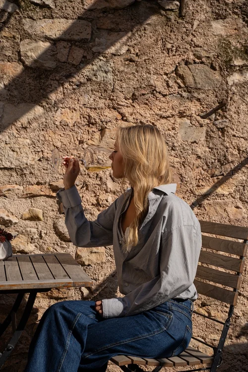Gast auf der Terrasse des Ansitz Romani – Hotel in Tramin, Südtirol