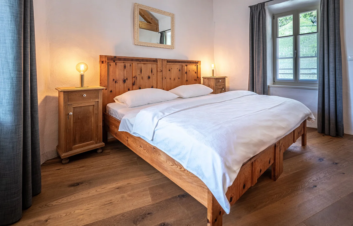 Appartement X Herakles: Schlafzimmer mit Kommode – Ansitz Romani in Tramin, Südtirol
