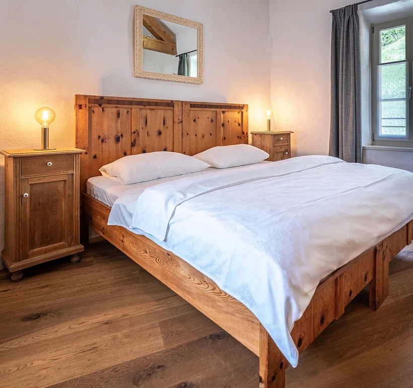 Appartement X Herakles: Schlafzimmer mit Kommode – Ansitz Romani in Tramin, Südtirol