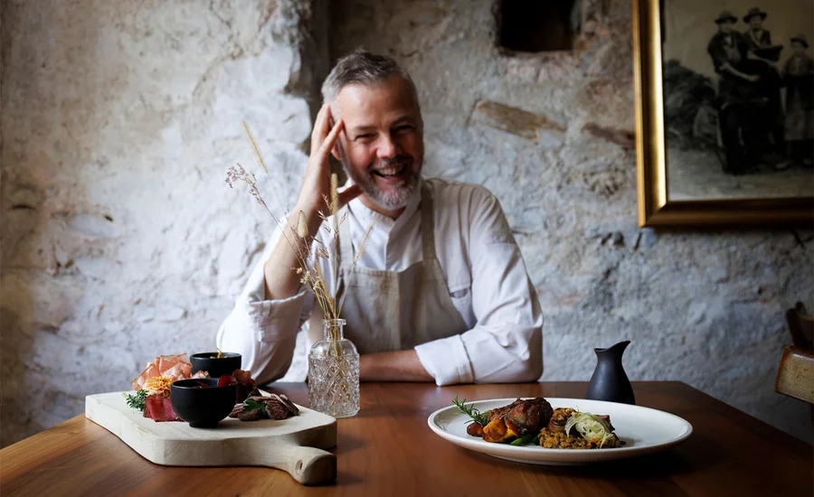 Küchenchef Armin Pernstich im Haubenrestaurant des Ansitz Romani – Tramin, Südtirol