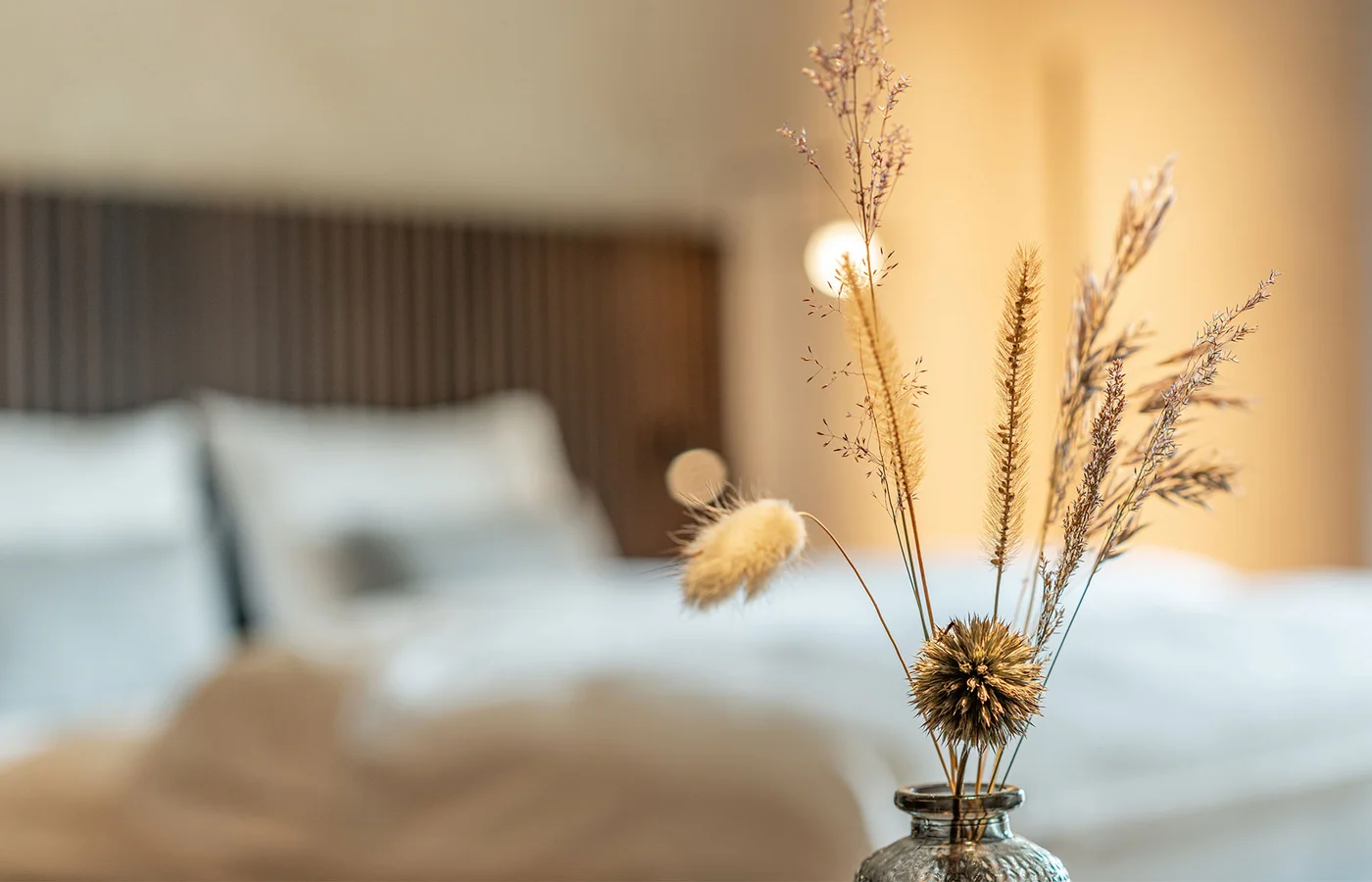Suite III Minerva: Doppelbett mit Nachttischlampe – Suite im Ansitz Romani in Tramin