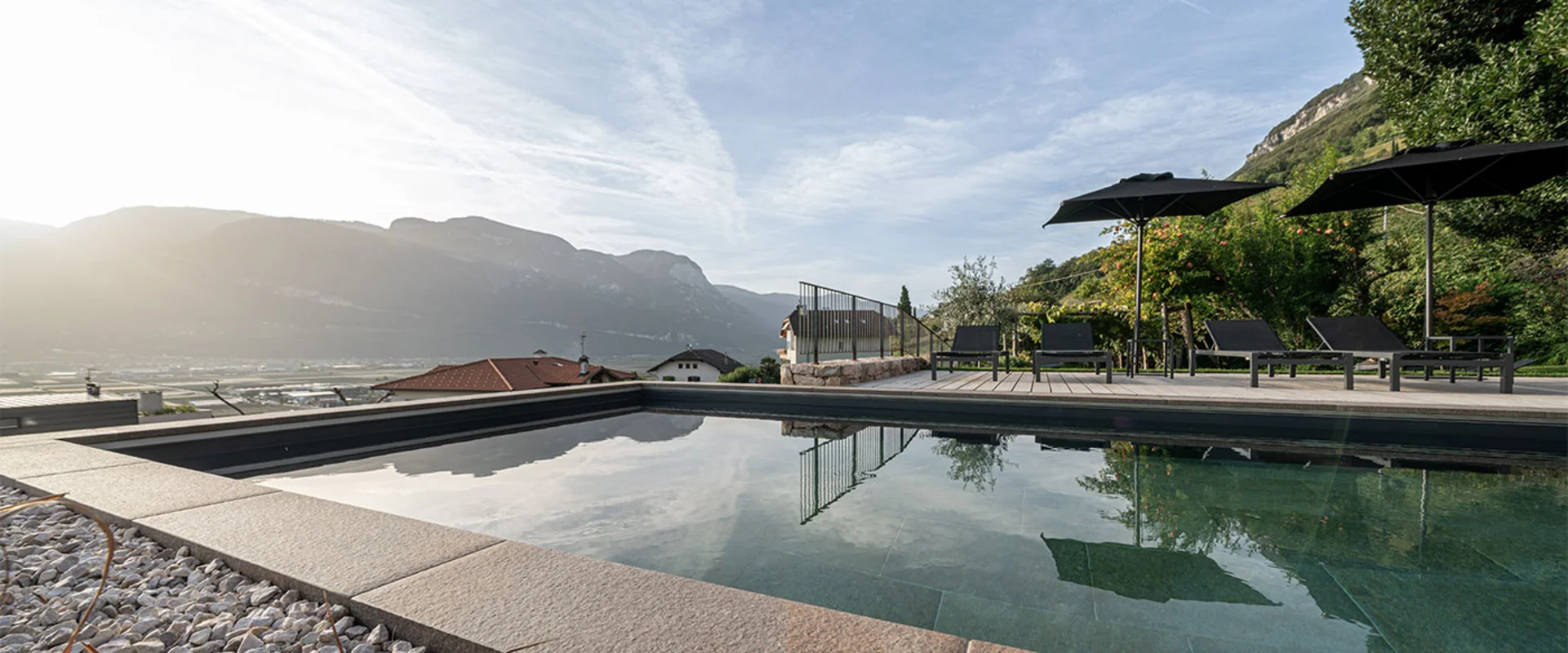 Bio-Pool des Ansitz Romani mit Bergpanorama – Hotel in Tramin, Südtirol