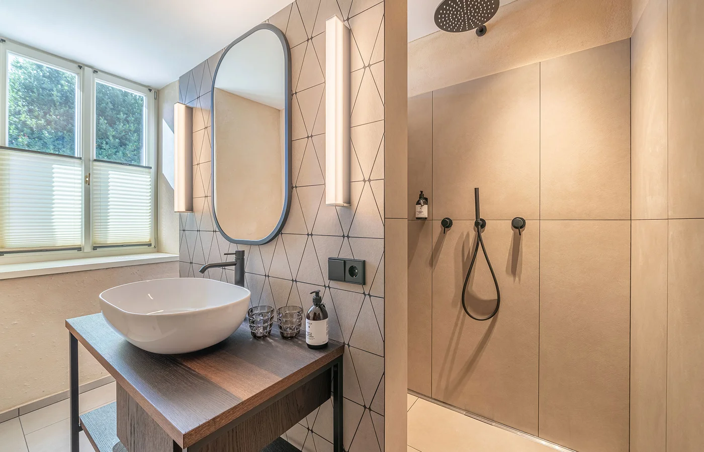Suite II Minerva: Badezimmer mit Waschbecken und Rundspiegel – Ansitz Romani in Tramin