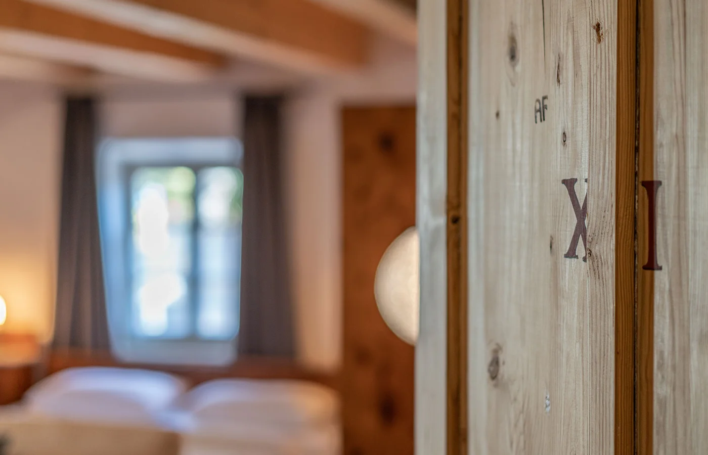 Appartement XI Ceres: Türschild aus Holz – Ansitz Romani in Tramin, Südtirol