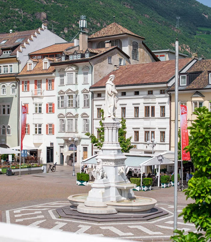Bozen: Waltherplatz mit Brunnen – Ausflugsziel nahe dem Ansitz Romani in Tramin