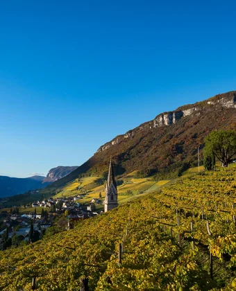 Weinberge bei Tramin mit Kapelle und Bergpanorama – Südtiroler Weinstraße
