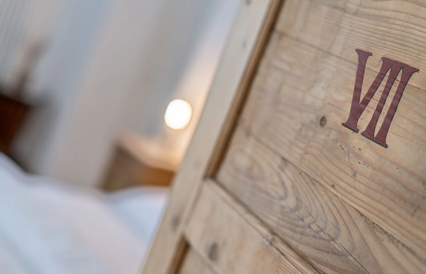 Zimmer VII Fortuna: Türschild aus Holz – Zimmer im Ansitz Romani in Tramin, Südtirol