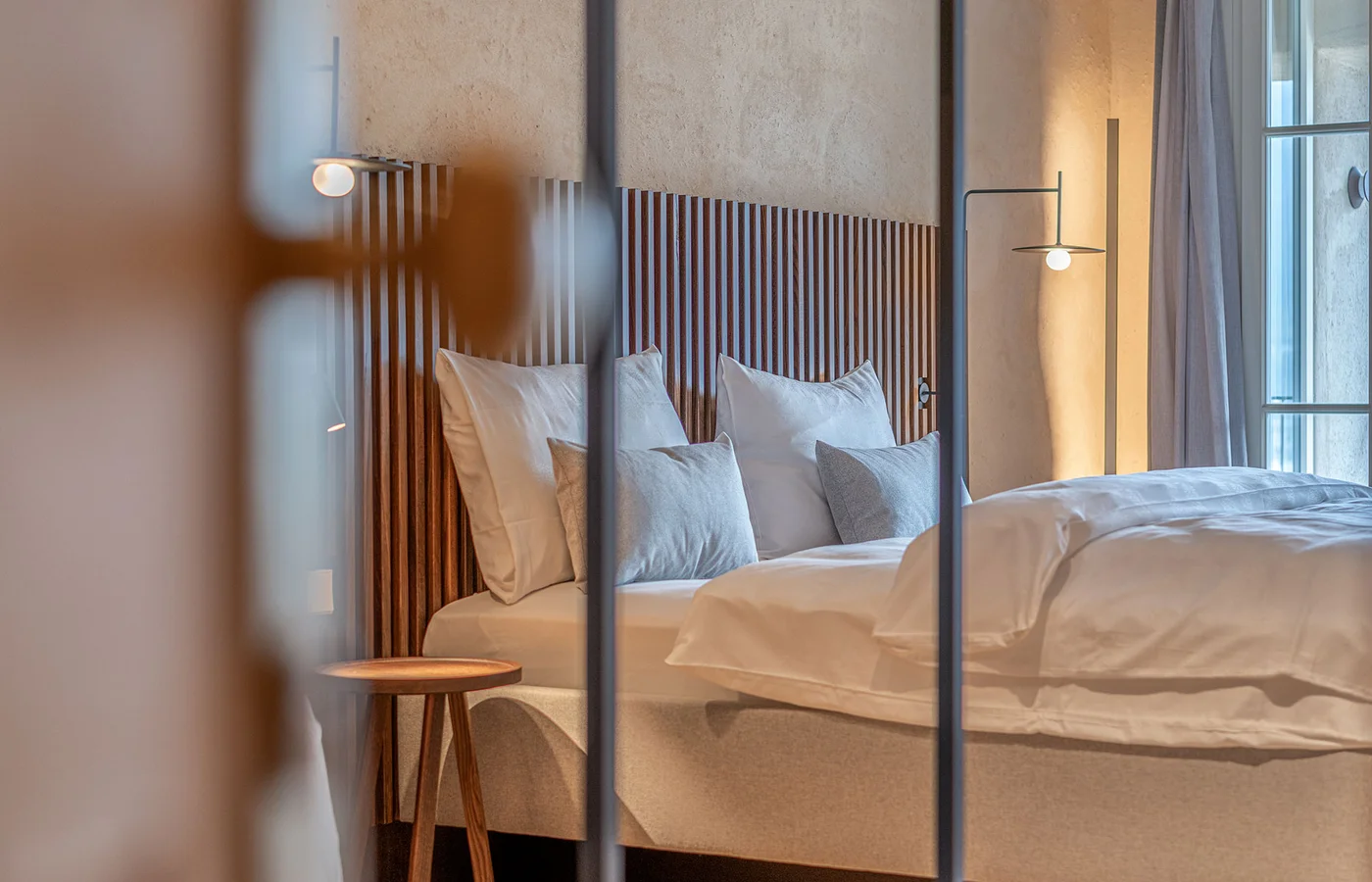Suite V Minerva: Bett hinter der Glaswand – Ansitz Romani in Tramin, Südtirol
