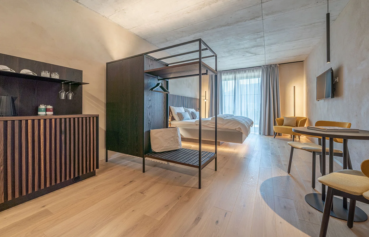 Suite I Minerva: Bett und Sideboard – Suite im Ansitz Romani in Tramin, Südtirol
