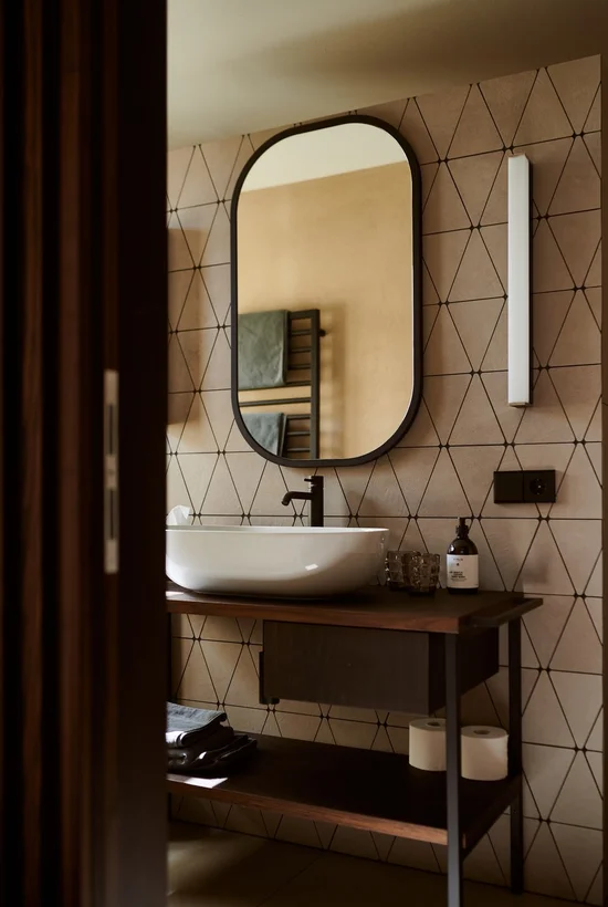 Badezimmer-Detail mit Spiegel im Ansitz Romani – Hotel in Tramin, Südtirol