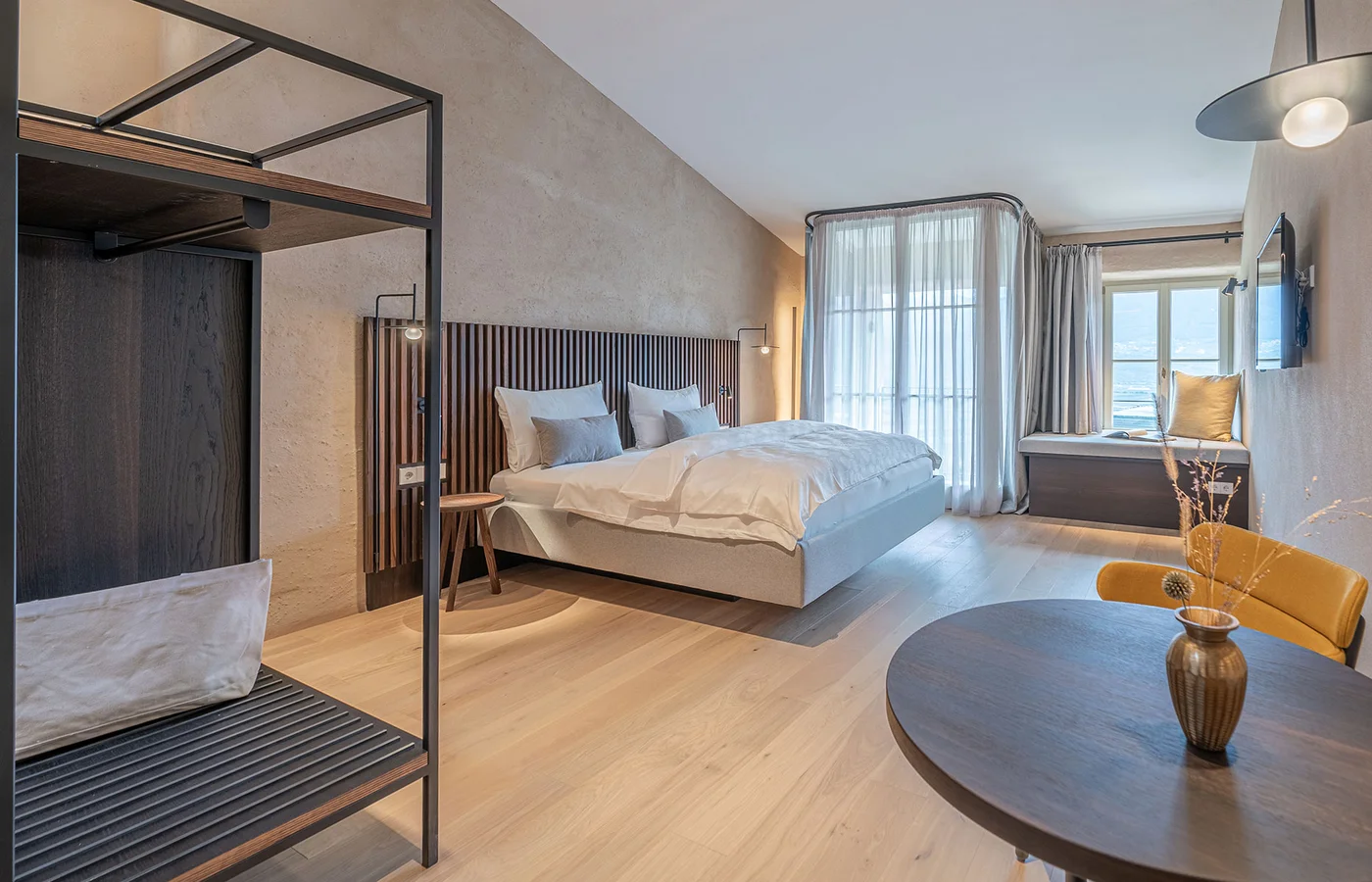 Suite V Minerva: Raum mit Himmelbett – Suite im Ansitz Romani in Tramin, Südtirol