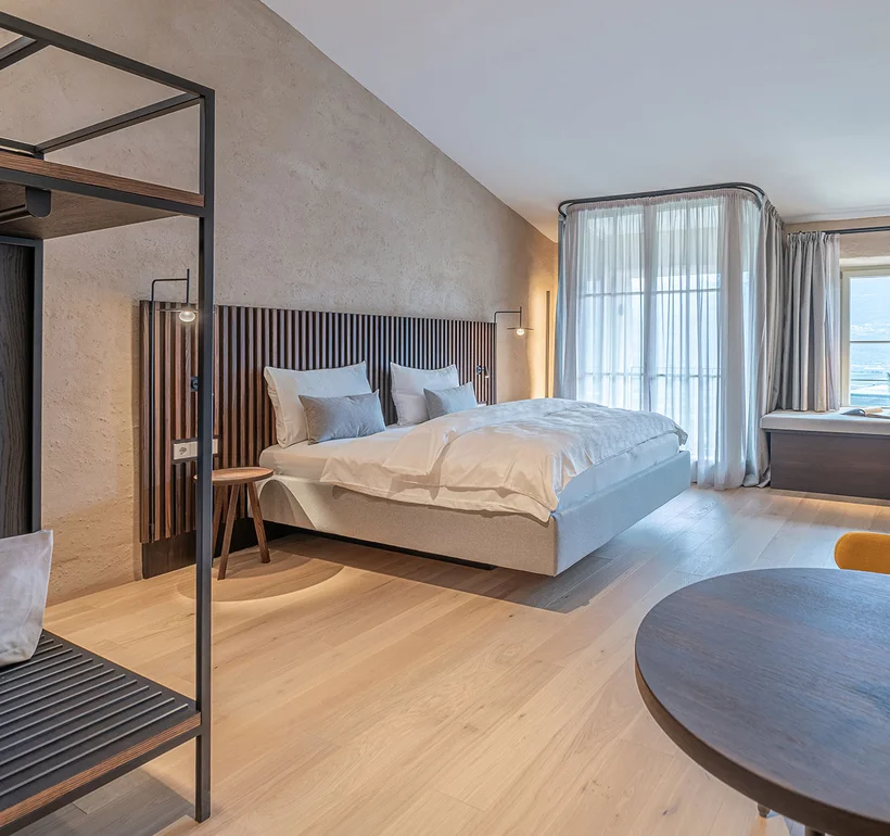 Suite V Minerva: Raum mit Himmelbett – Suite im Ansitz Romani in Tramin, Südtirol