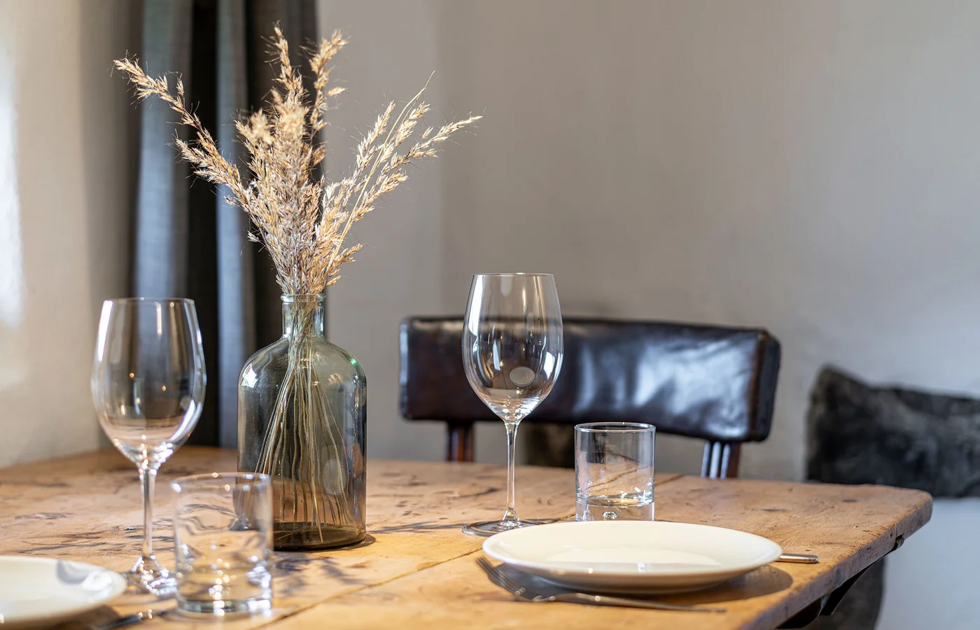 Appartement IX Apollo: gedeckter Tisch mit Weingläsern – Ansitz Romani in Tramin, Südtirol