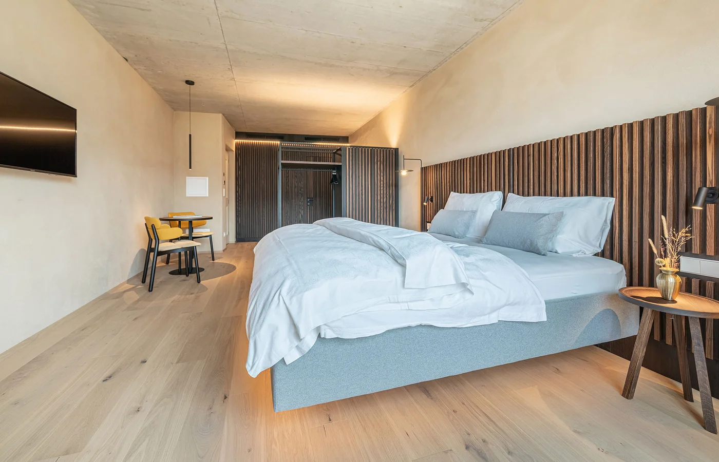 Suite I Minerva: Schlafzimmer mit Sitzgelegenheit – Suite im Ansitz Romani in Tramin