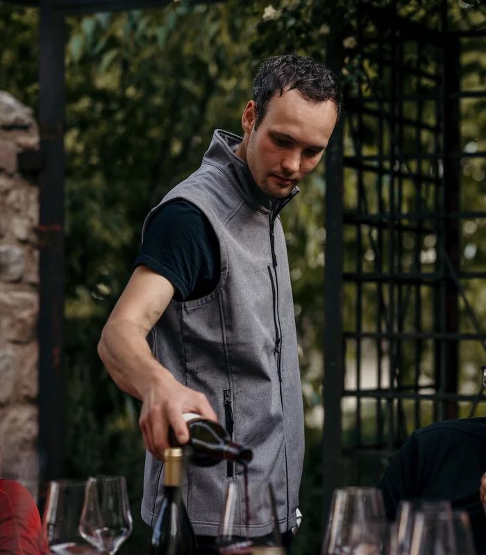 Weinservice im Ansitz Romani: Gastgeber schenkt Wein ein – Hotel in Tramin, Südtirol