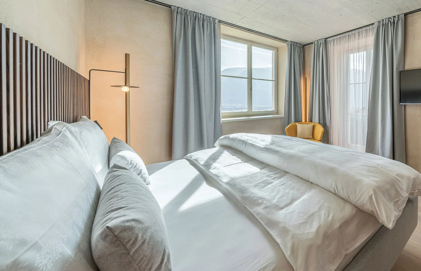 Suite II Minerva im Ansitz Romani: Schlafzimmer mit Doppelbett – Suite in Tramin, Südtirol