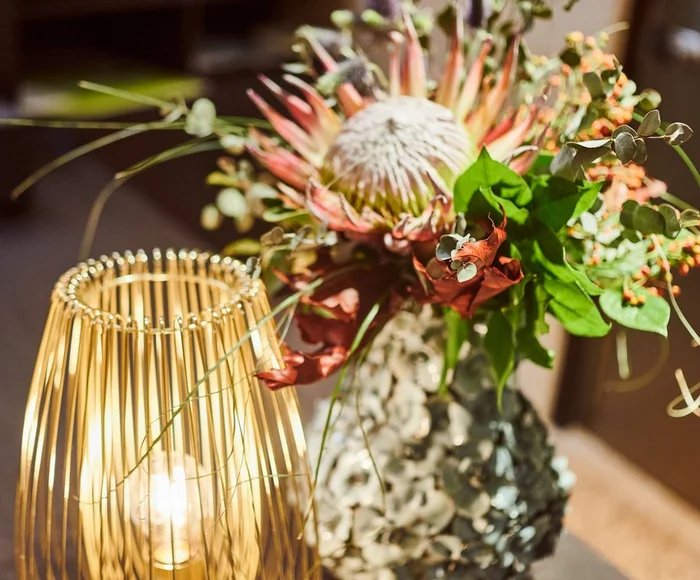 Laterne und Blumenschmuck im Ansitz Romani – Hotel in Tramin, Südtirol