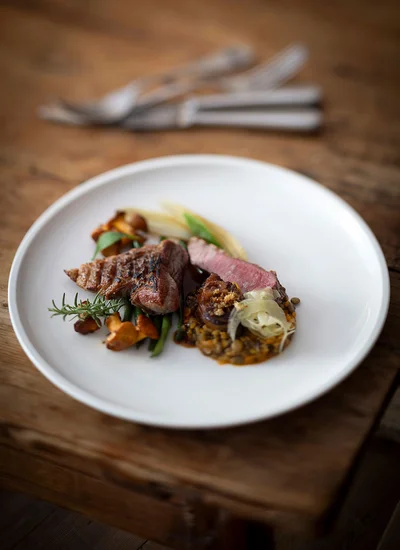 Hauptgericht im Haubenrestaurant Ansitz Romani – regionale Küche in Tramin, Südtirol