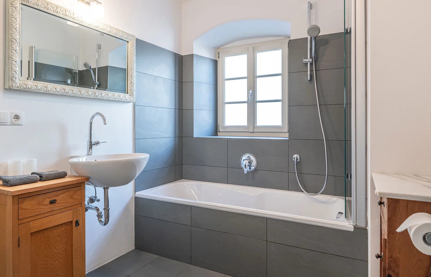 Appartement VI Herakles: Badezimmer mit Badewanne – Ansitz Romani in Tramin, Südtirol