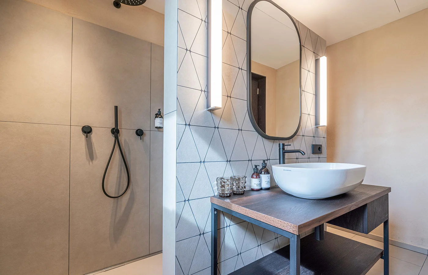 Suite IV Minerva: Badezimmer mit Rundspiegel – Ansitz Romani in Tramin, Südtirol