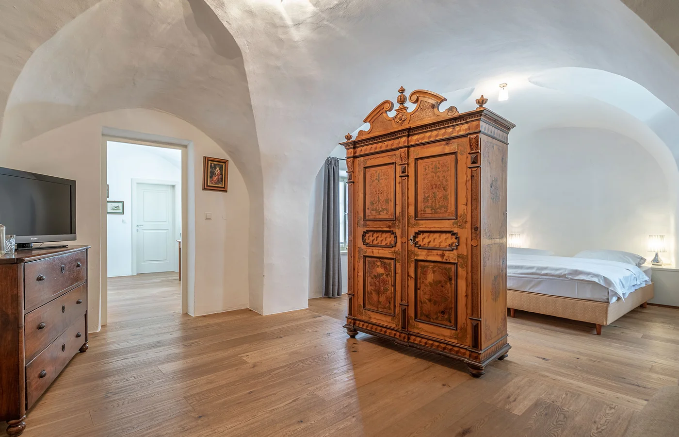 Zimmer I Somnus: antiker Kleiderschrank unter der Gewölbedecke – Ansitz Romani, Tramin