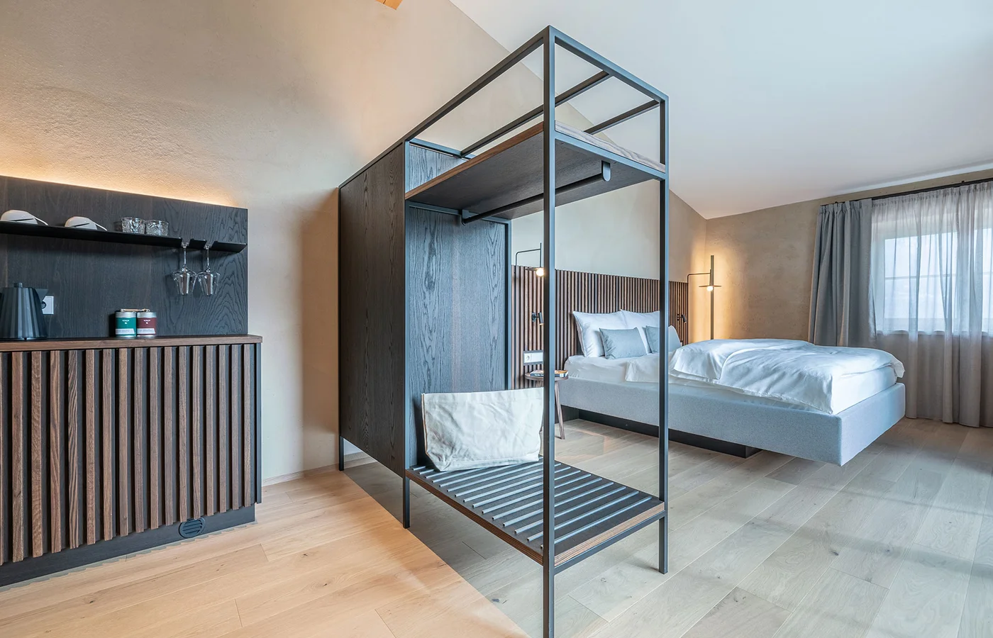 Suite IV Minerva: Raum mit Himmelbett – Suite im Ansitz Romani in Tramin, Südtirol