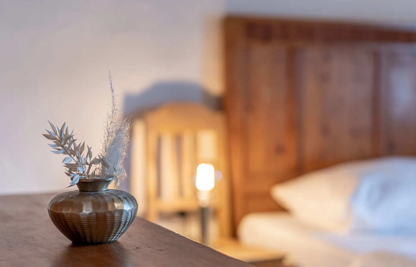 Detail: Nachttisch mit Lampe im Appartement VIII Apollo – Ansitz Romani in Tramin, Südtirol