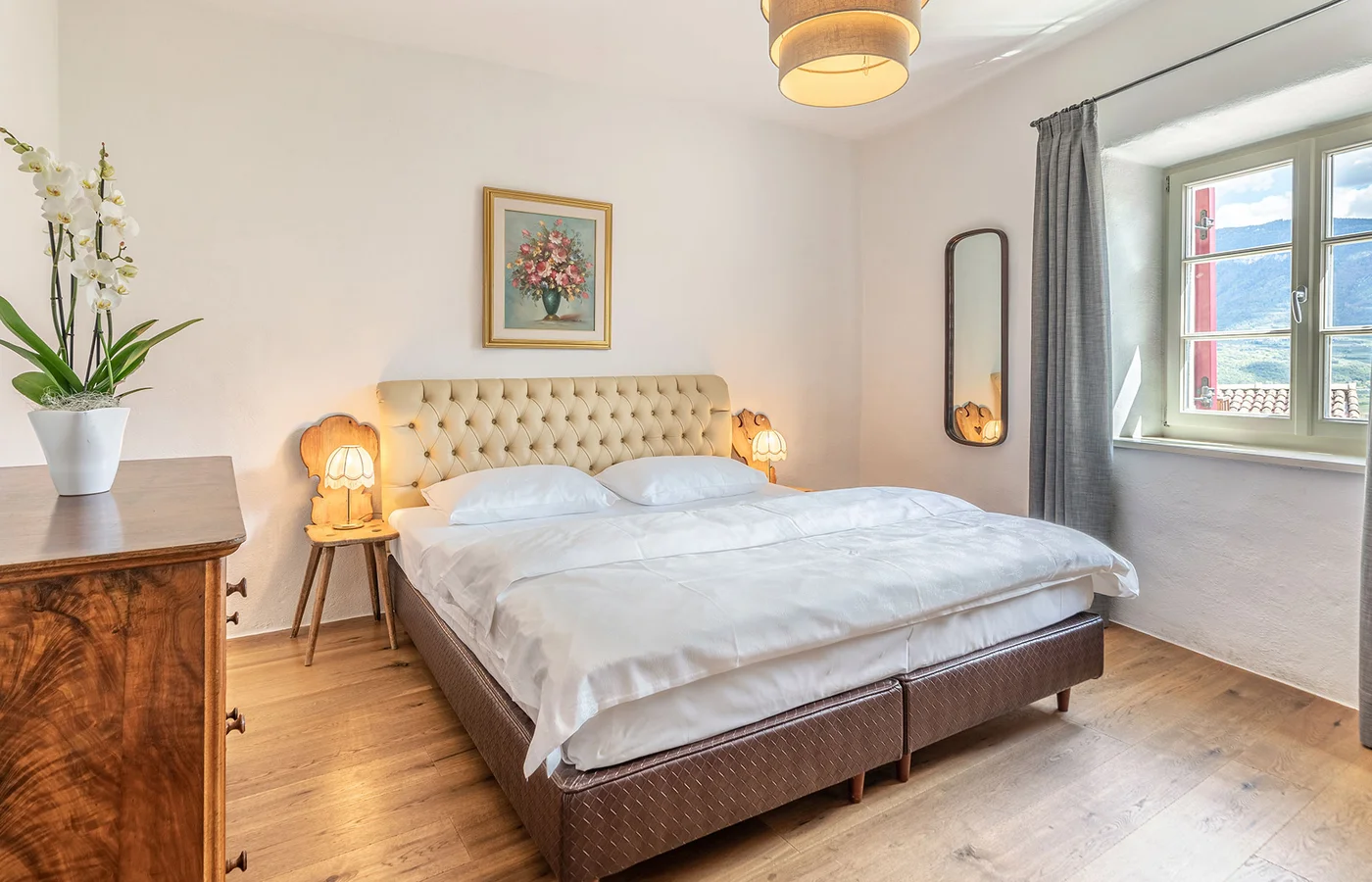Appartement V Apollo: Schlafzimmer mit Doppelbett und Blumen – Ansitz Romani in Tramin