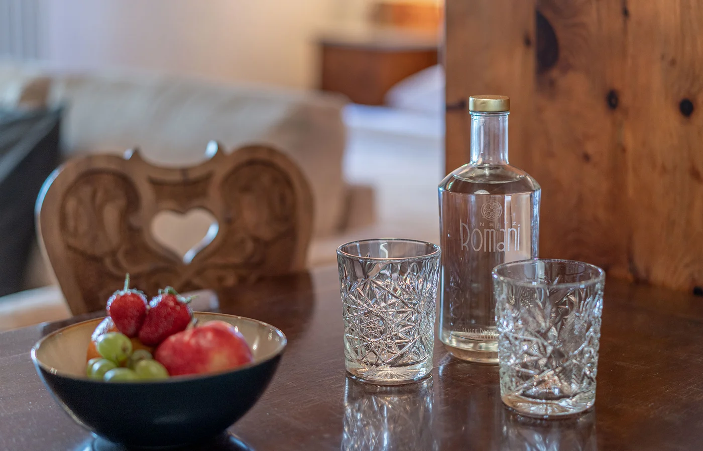 Detail: Karaffe, Gläser und Obst im Appartement XI Ceres – Ansitz Romani in Tramin, Südtirol