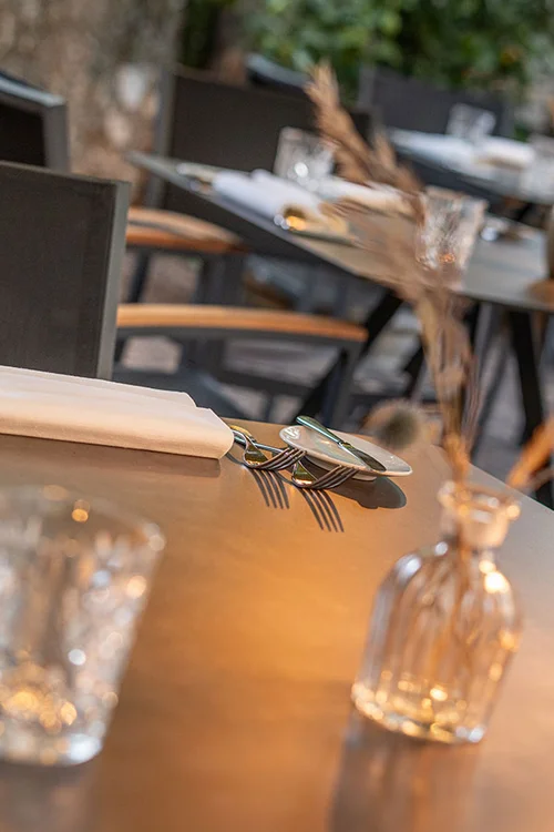 Gedeckter Tisch im Freien – Restaurant des Ansitz Romani in Tramin, Südtirol