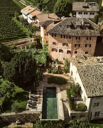Luftaufnahme des Ansitz Romani in Tramin – Hotel an der Südtiroler Weinstraße