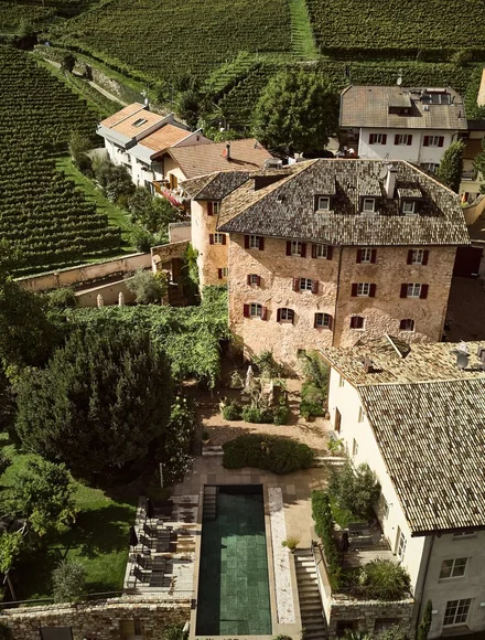 Luftaufnahme des Ansitz Romani in Tramin – Hotel an der Südtiroler Weinstraße
