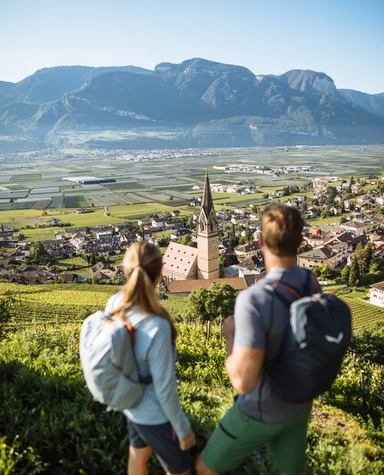 Wanderer über Tramin mit Blick ins Tal – Aktivurlaub in Südtirol