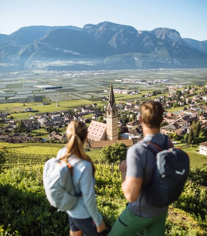 Wanderer über Tramin mit Blick ins Tal – Aktivurlaub in Südtirol
